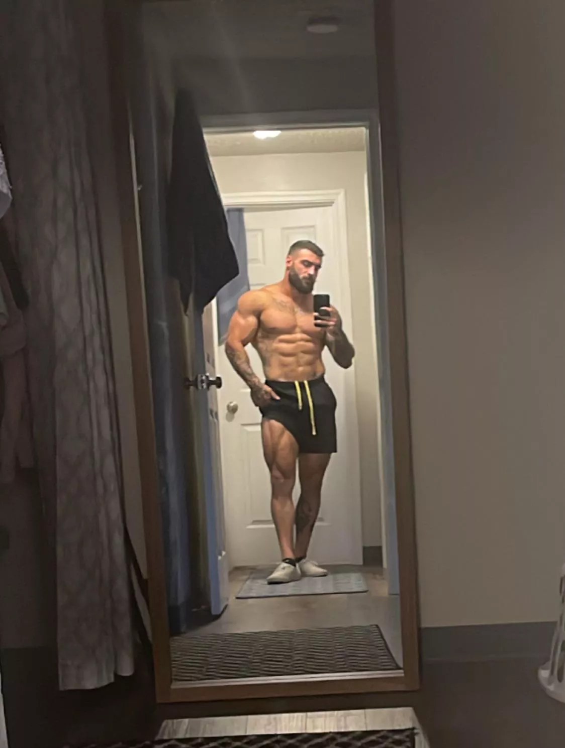 To cover or not cover the thigh🤔