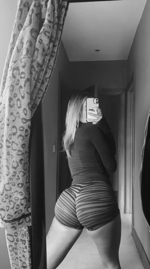 Waiting for another girl to come lick me up(f21)