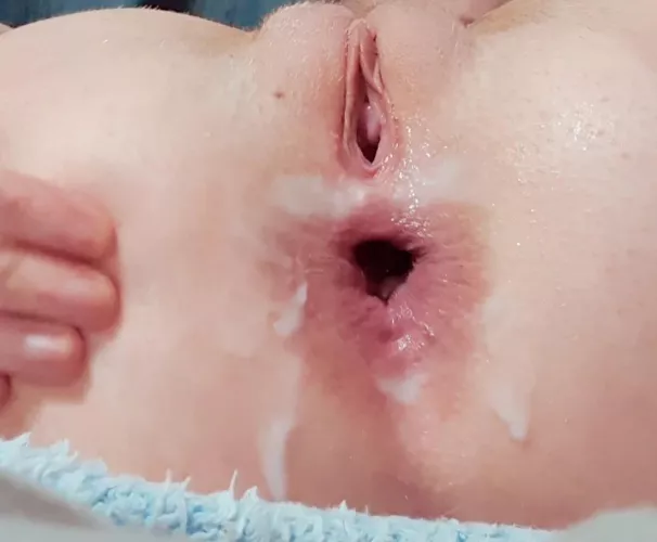 who wants their throbbing cock in my loose arsehole