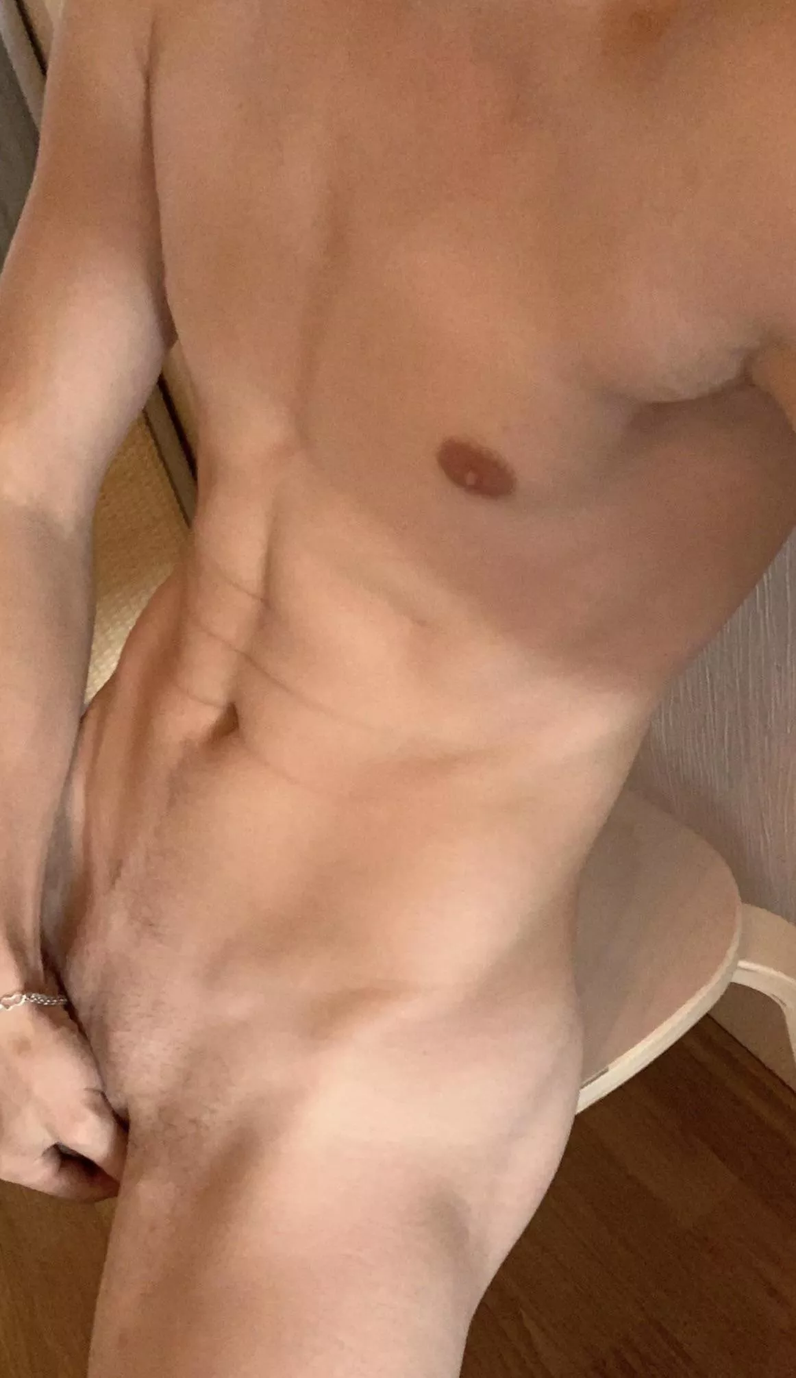 22 fit hung boy with abs looking for fit guys with abs only! Send body pic first for reply. Sc alexmirror