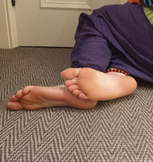 Come and rub your cock on my soft smooth soles 😋