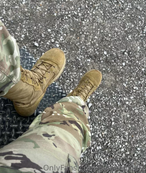 Come chat with me! It’s free 😉 https://onlyfans.com/gigsandchitz