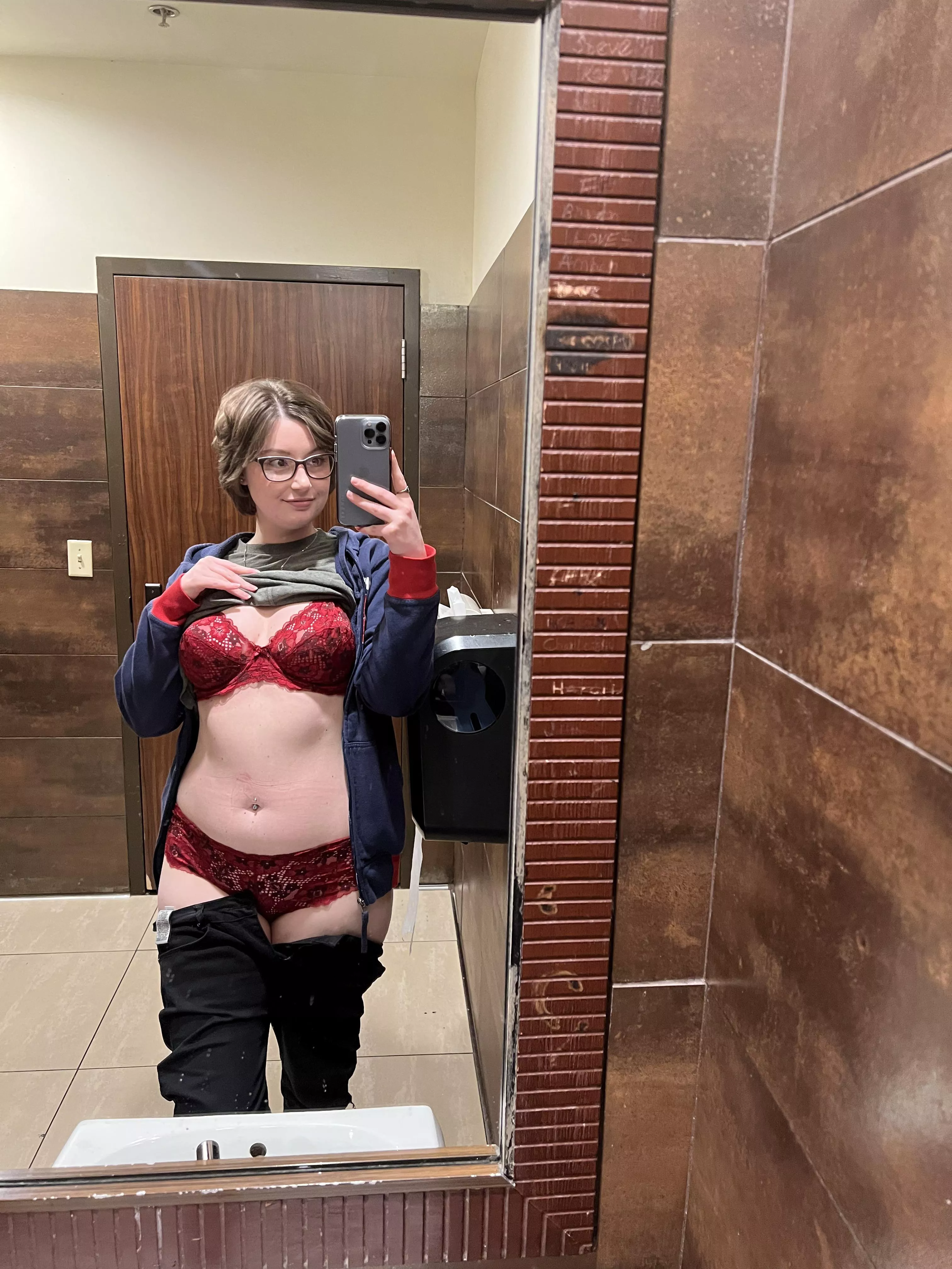 Do you mind if I send you pics while I’m out? ❤️