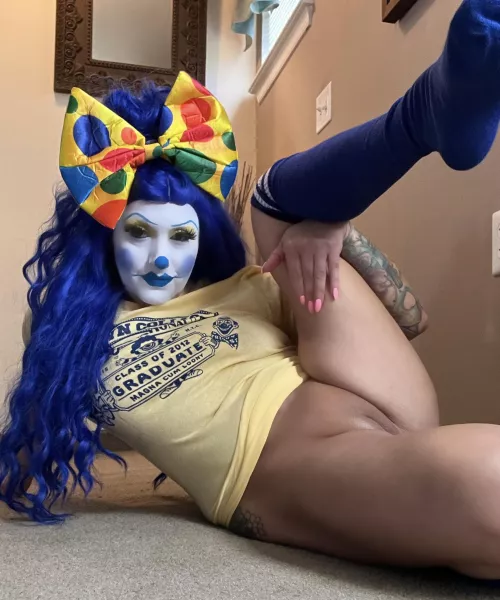 Ever lick a clown girl w neon hair 🎈