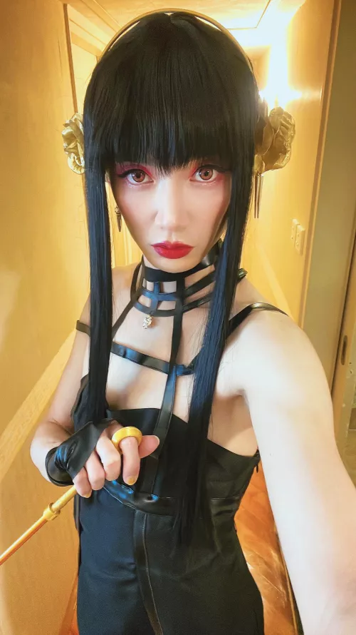 Feeling so cute being cosplay as Yor forger 🤭💛 do you think so? (You must say yes or I ll poke you with my golden stiletto🤣)