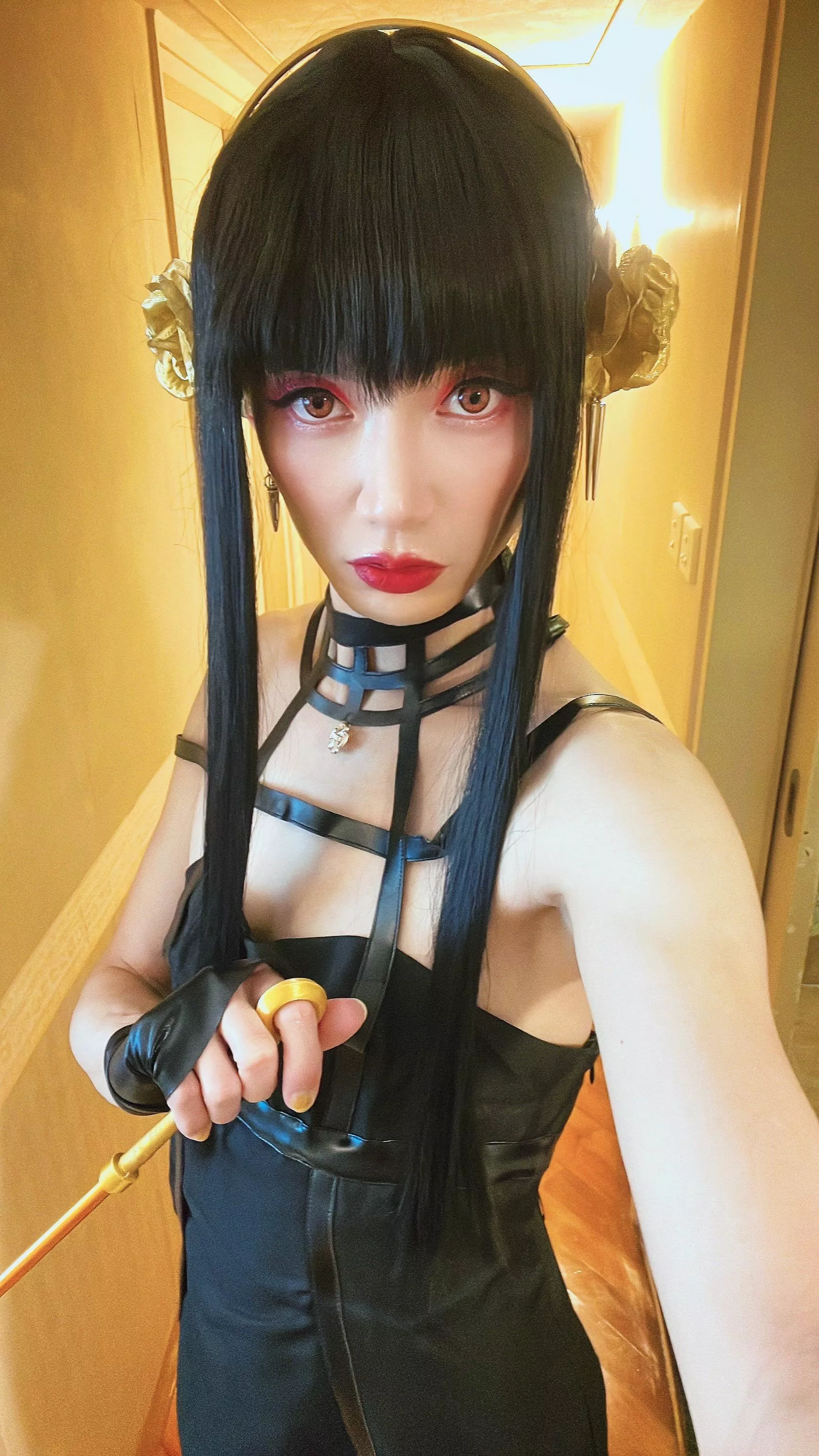 Feeling so cute being cosplay as Yor forger 🤭💛 do you think so? (You must say yes or I ll poke you with my golden stiletto🤣)