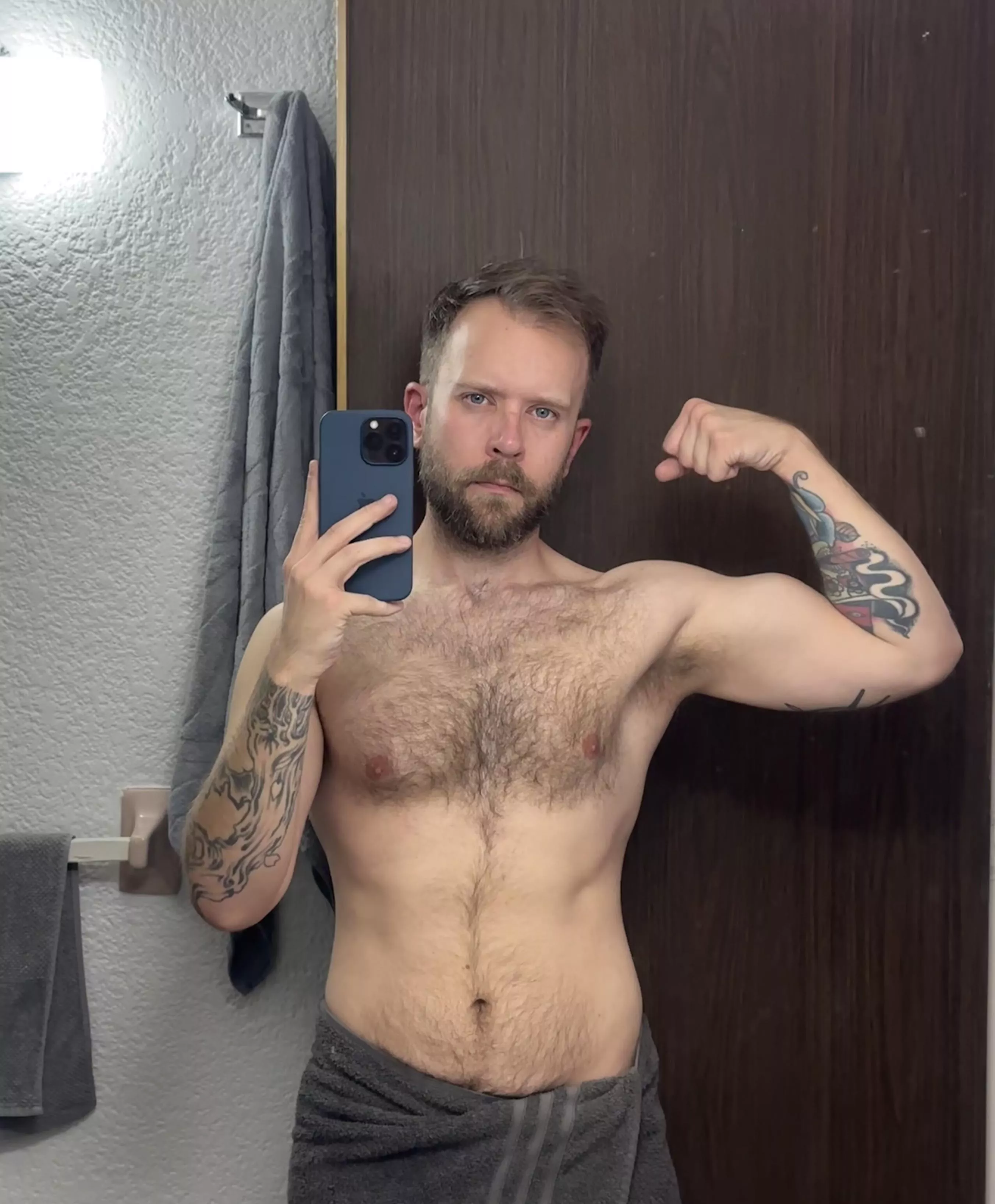 First official bulk is going well! Feeling strong and rewarding myself by playing Hogwarts Legacy. Counting down to TOLK