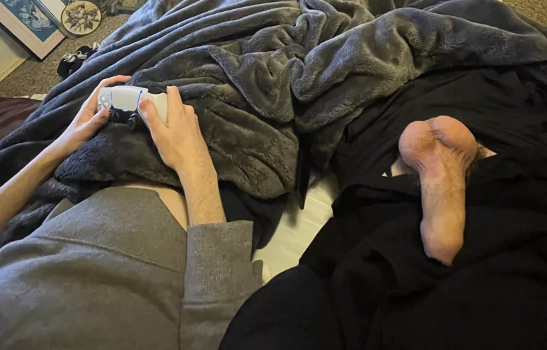 hot guys hmu, my bf is too busy playing rn