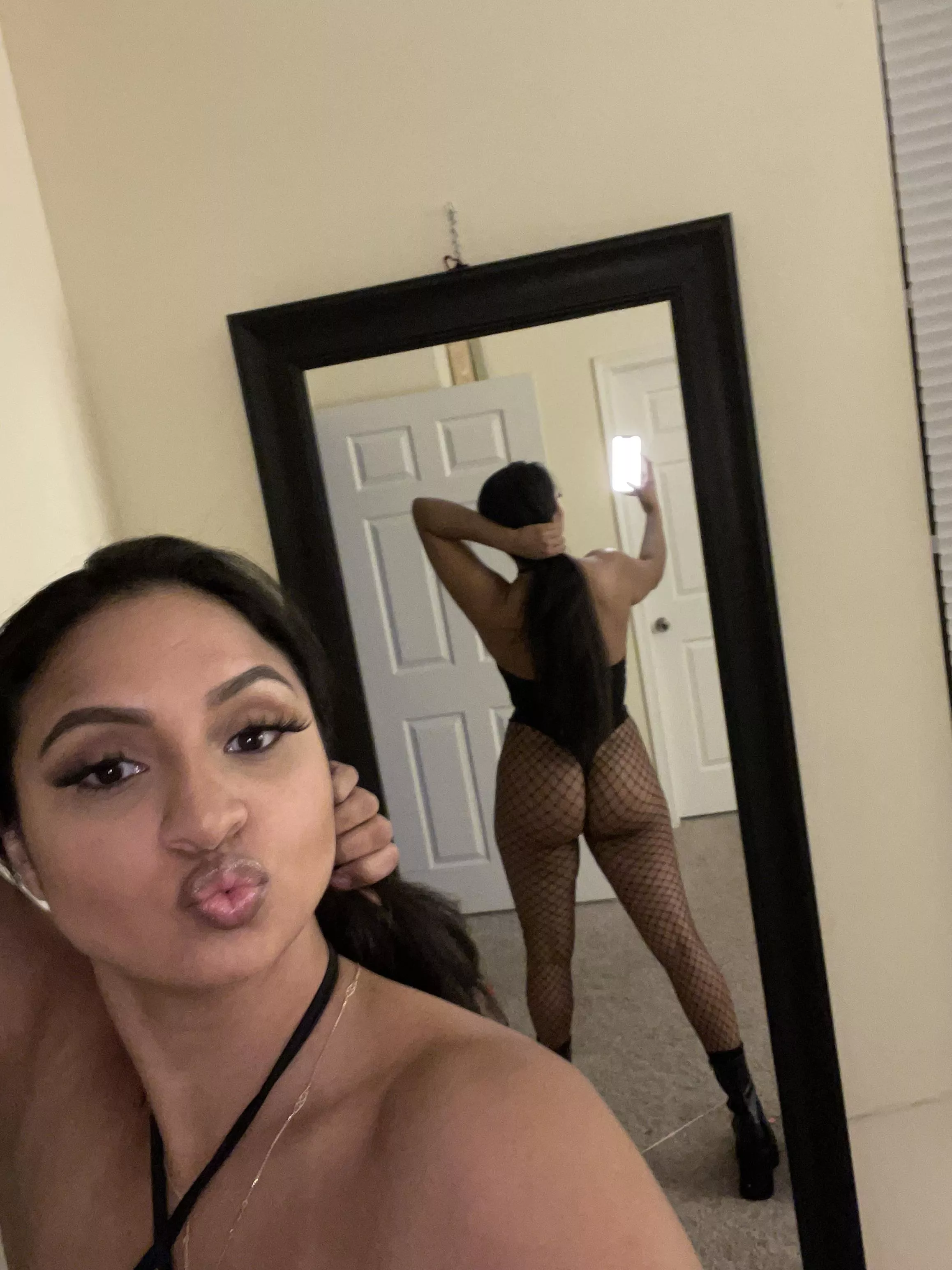 I need a finger in my ass [F]