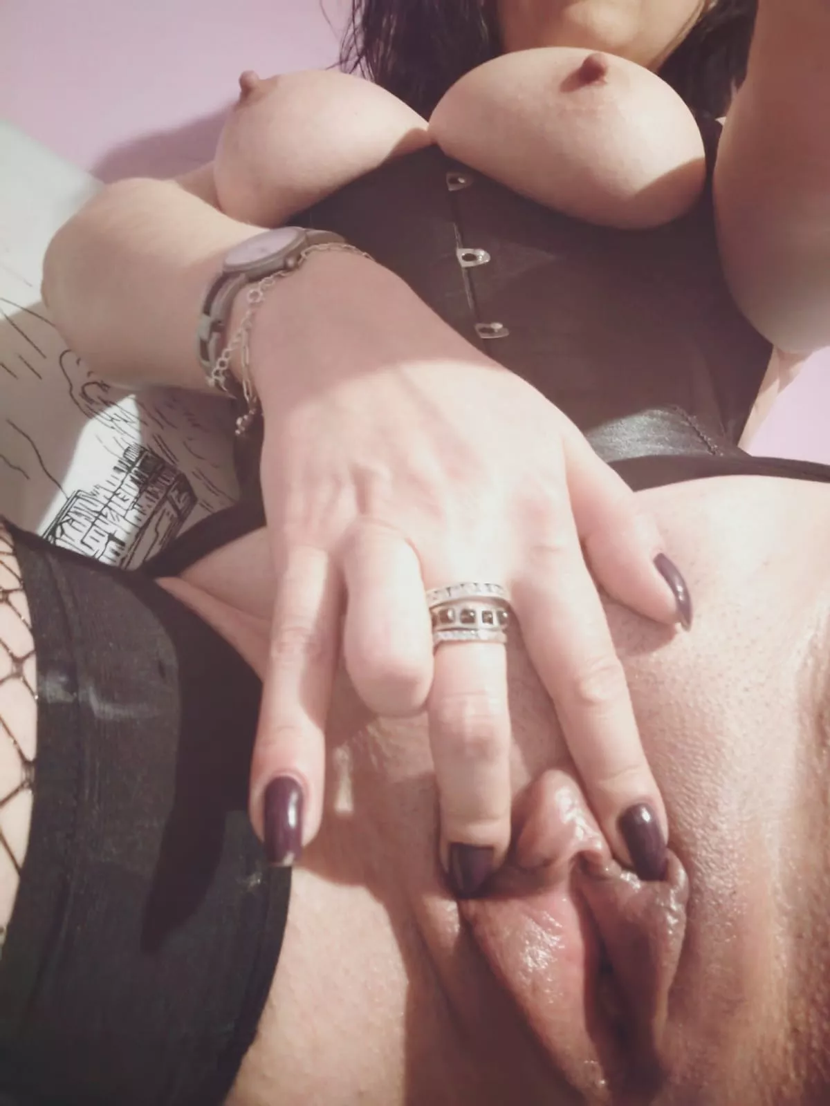 I wanna feel your tongue..