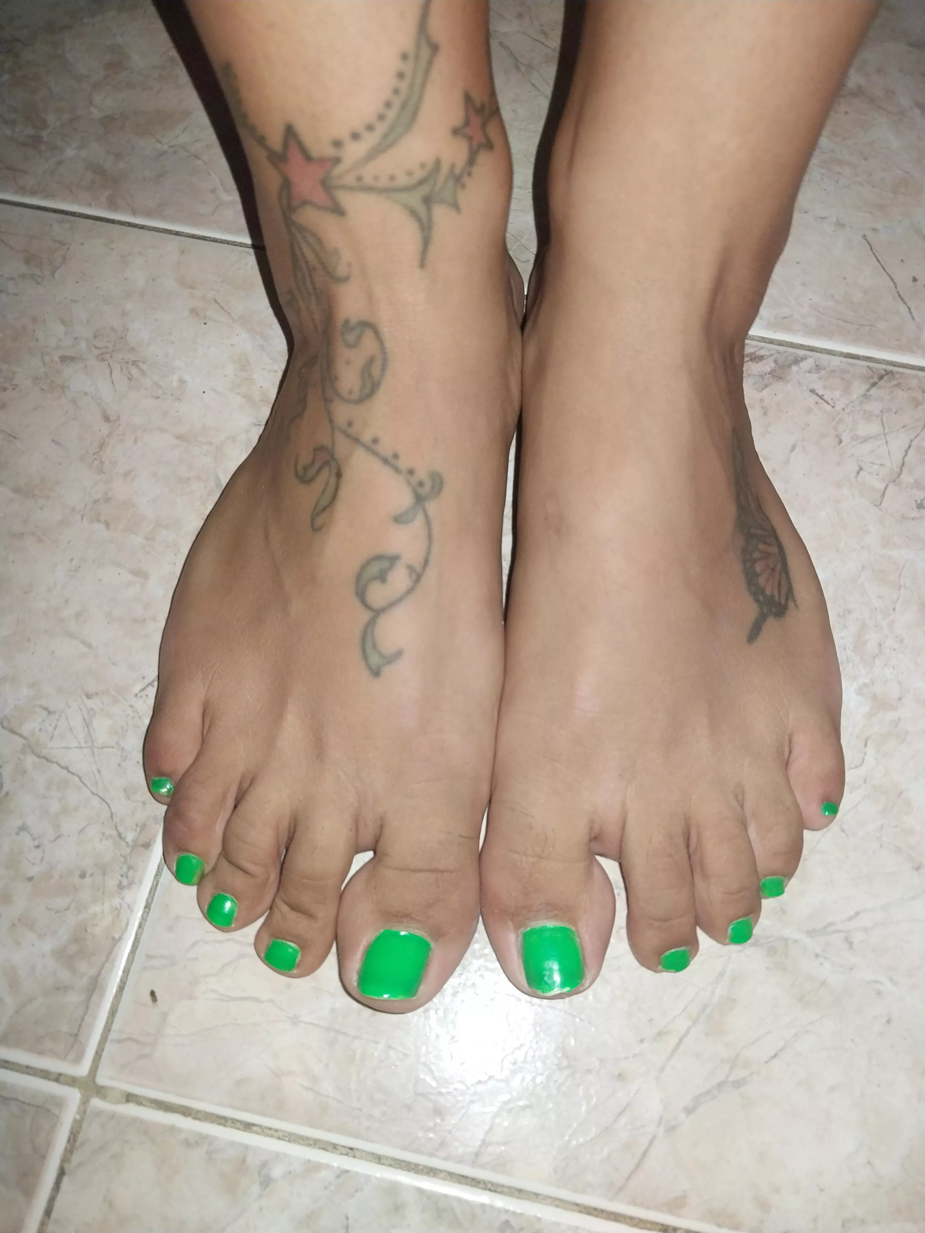 Look at my little, green feet. lovely
