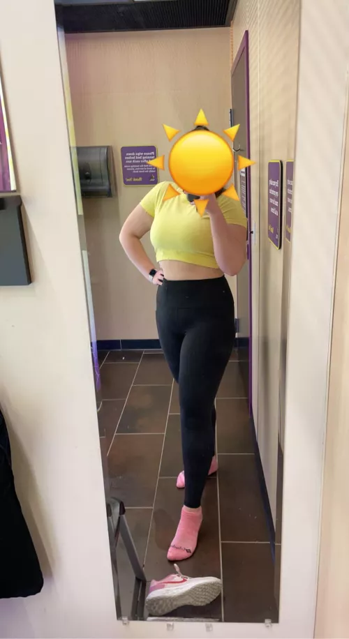 my workout outfit from yesterday! love the sunny vibes ☀️