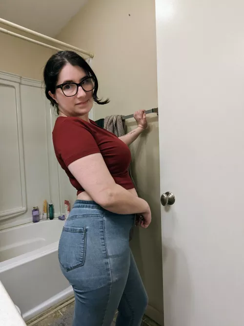 Nothing beats a crop top and jeans 😊