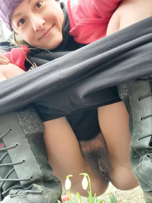 Ooooo look, the flowers are popping up 😅😇 (OC)