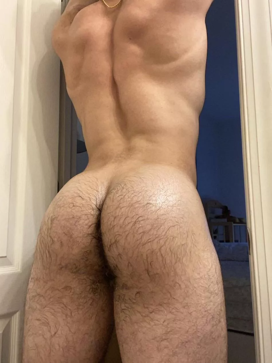 Plump booty fresh out the shower and properly oiled up and on display 🏆🍑