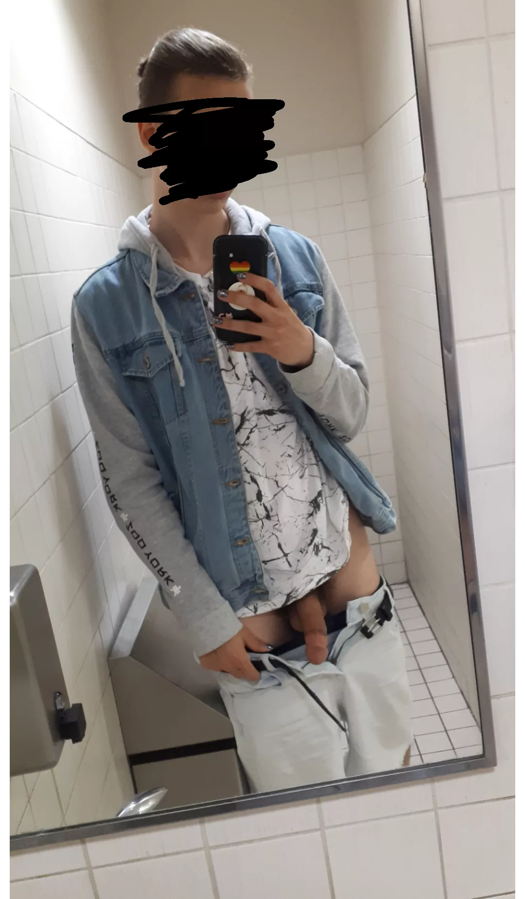 Public mall bathroom 👀 (19)