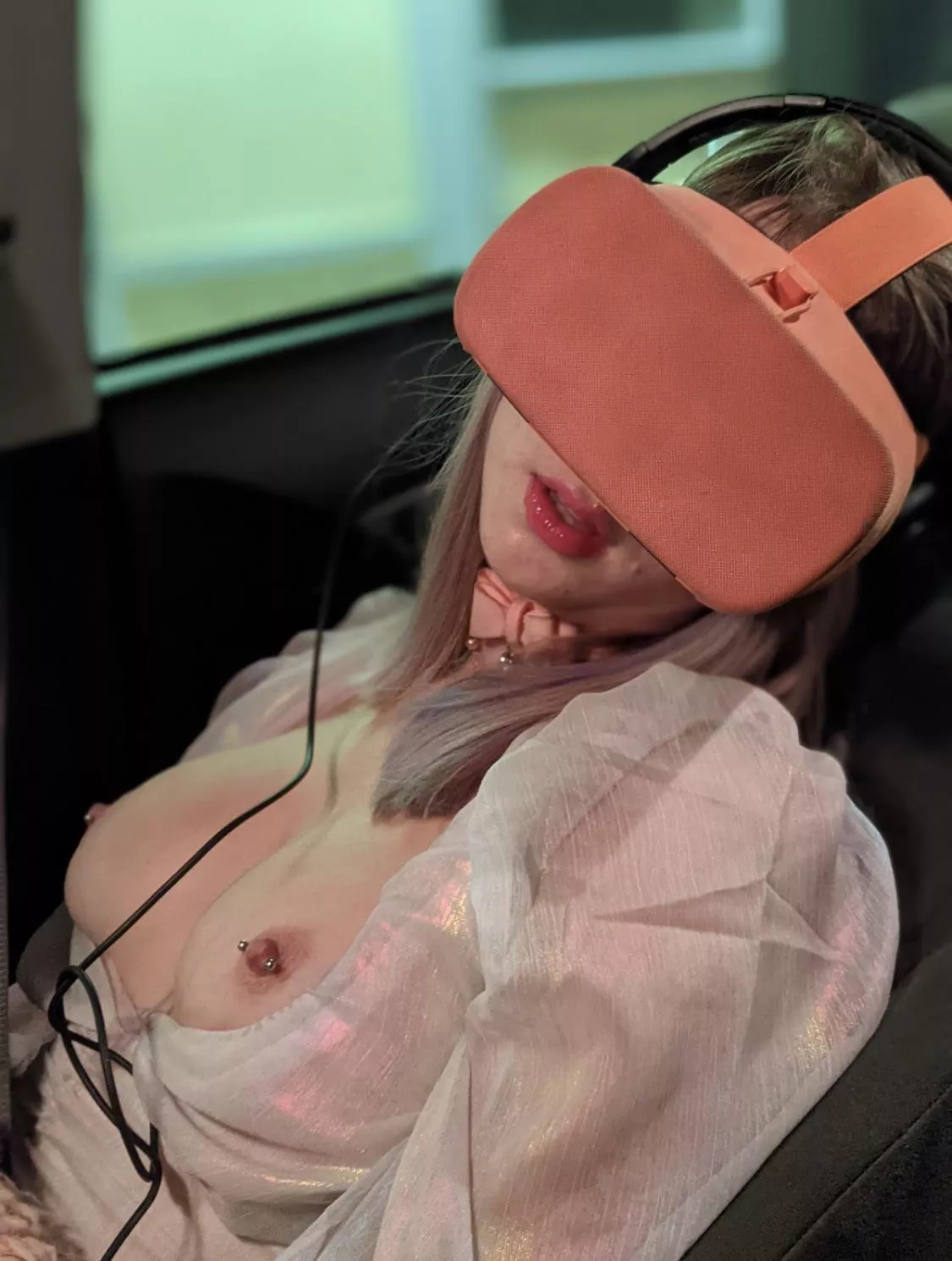 So entranced, she doesn’t even realize her tits are out🤪🤤