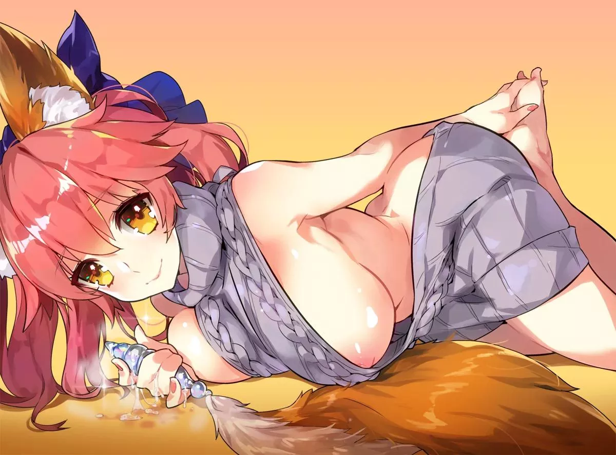 Tamamo in virgin killing sweater... wait, the tail can come out!