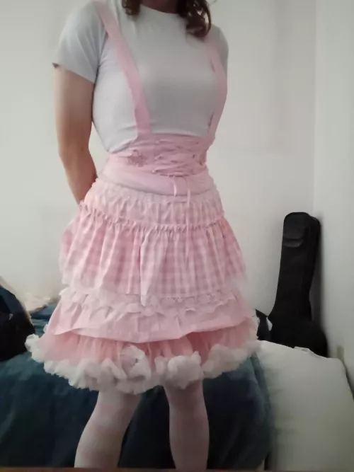 The skirt has pockets!!