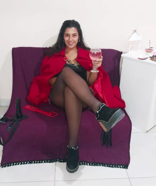 Today is Women's Day, come and leave your gifts to the Queen, serving is the only thing you can do well