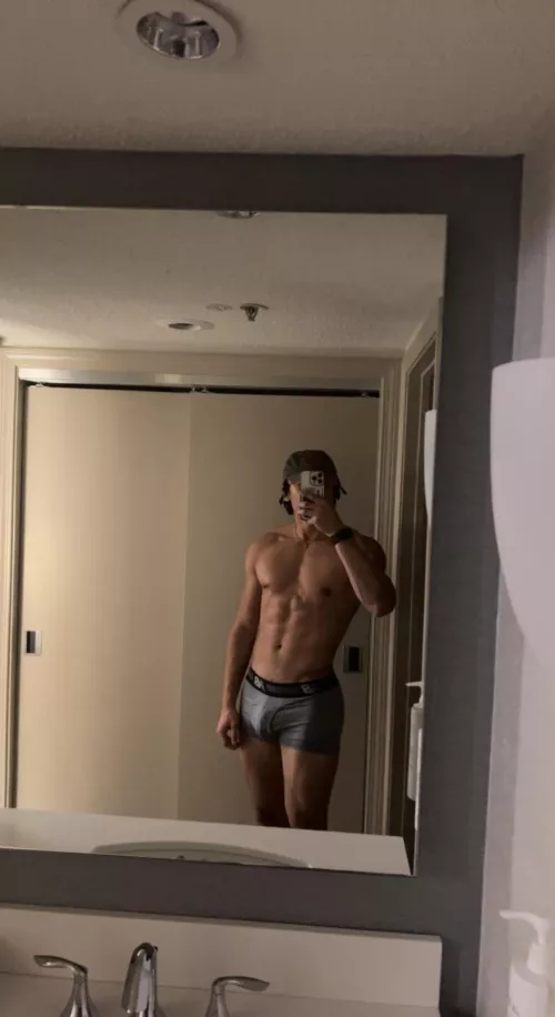 18 horny anyone hmu @bejones.3