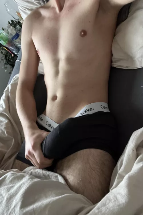 19 Who wants to jerk?! Send DM