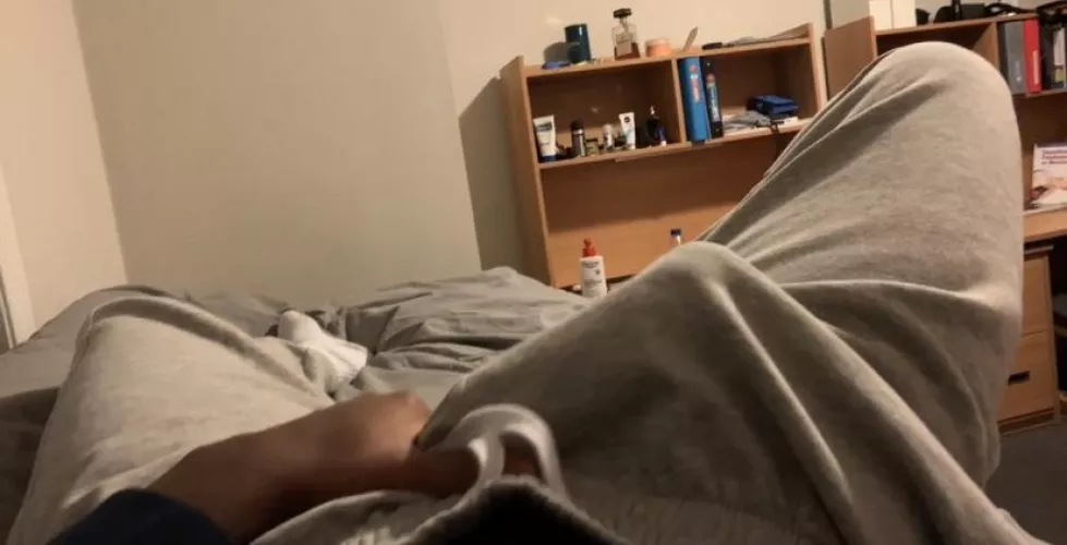 20 str8 6’3 BBC lookin for other str8 bros or masc fit dudes to compare and show off. Hmu kessy2002