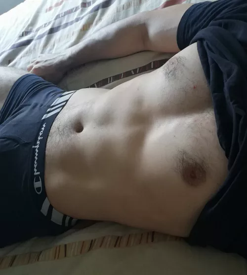 24 good looking Crossfit guy looking for a similar jo buddie that shows face too. bearded or blonde + sc : Craigrichey19