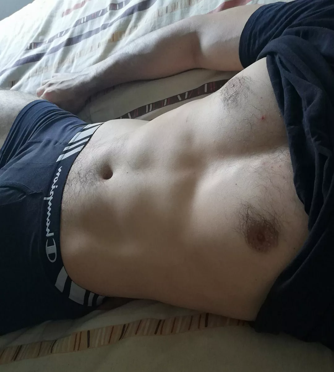 24 good looking Crossfit guy looking for a similar jo buddie that shows face too. bearded or blonde + sc : Craigrichey19