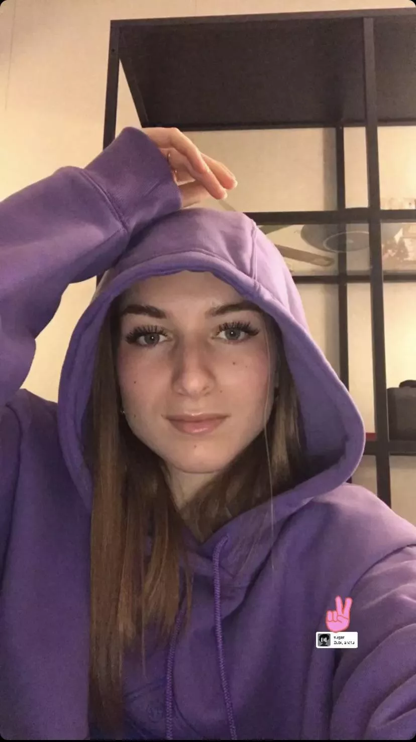 am I pretty enough to be here ? (French little girl) 🇫🇷