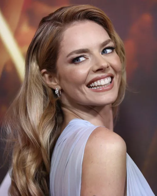 Anyone wanna jerk to Samara Weaving with me?