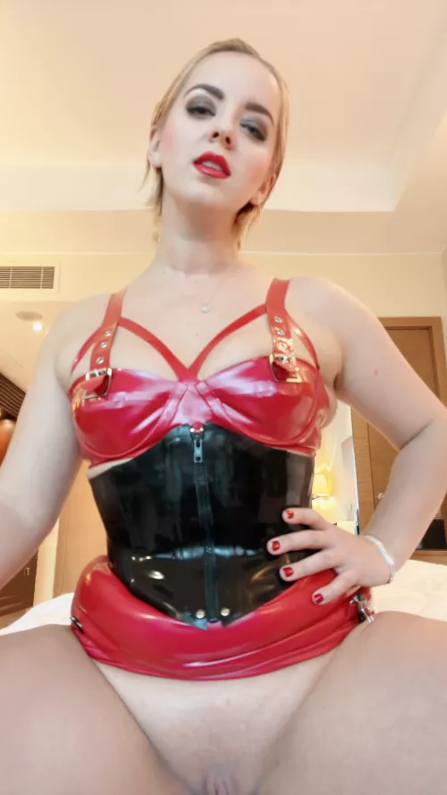 Don't hold back, you can touch me 😏💕