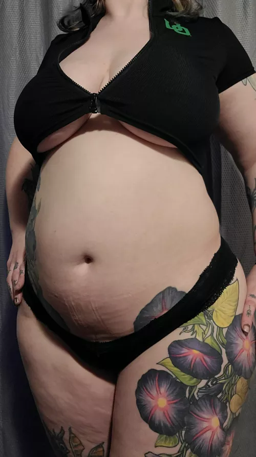 dunno how that zipper is holding 😳