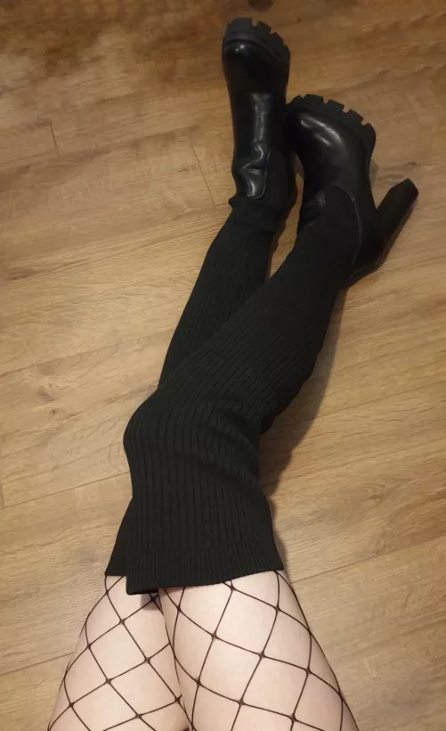 I may be a femboy but I've worn these boots with fishnets for a whole evening out before, they are so comfortable!