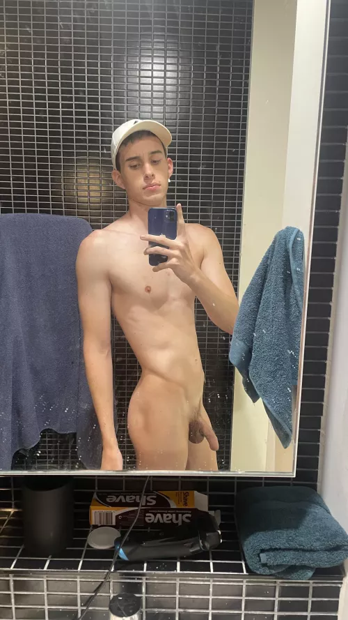 I need to wear white hats more, they really do favours for me