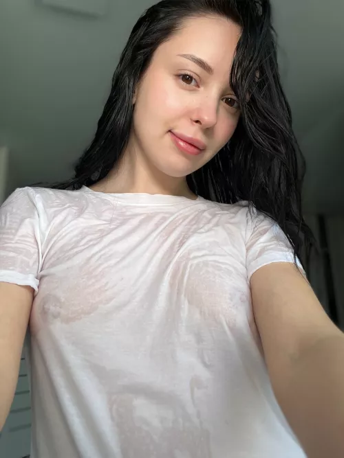 Lets get wet together😏