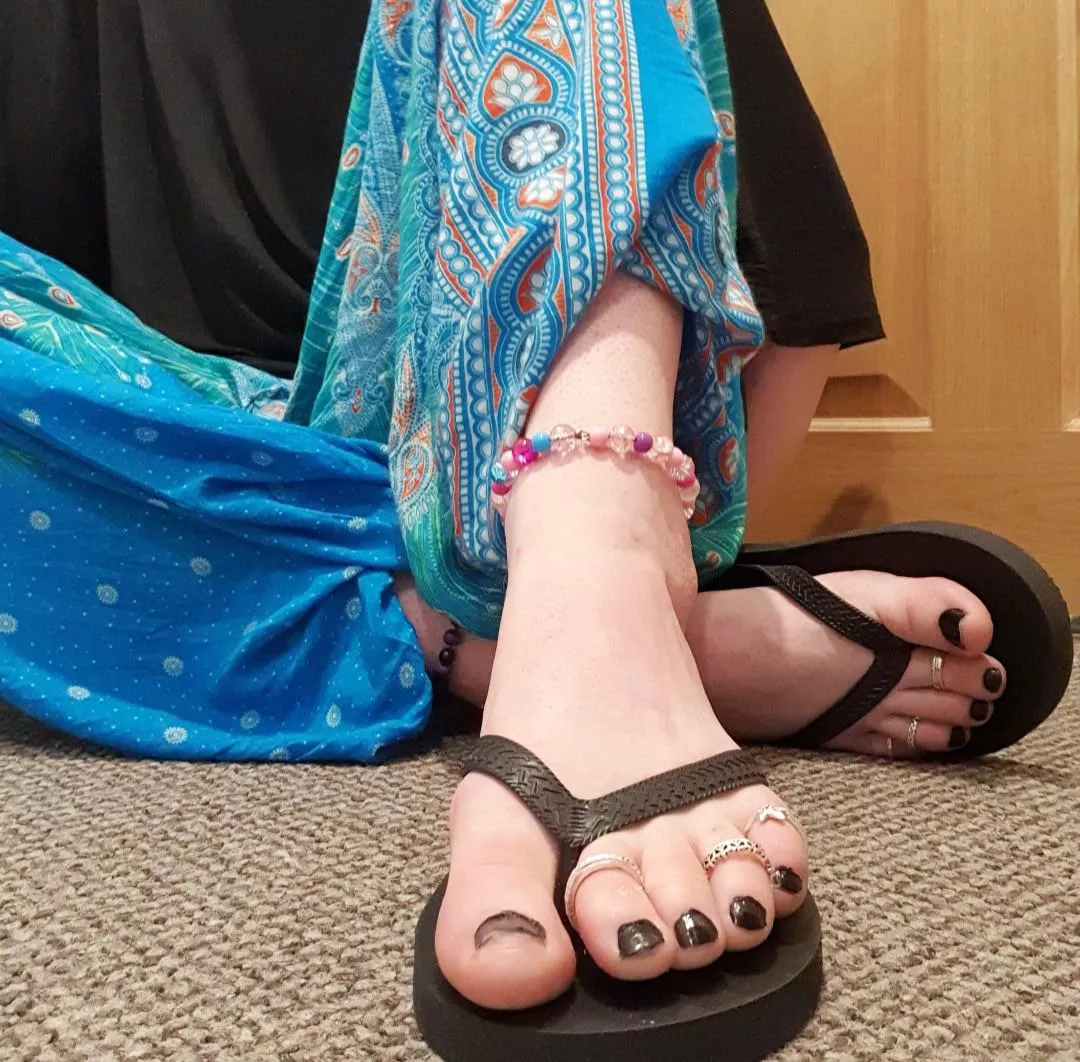 Let's see if you can suck the rings right off my toes 😋