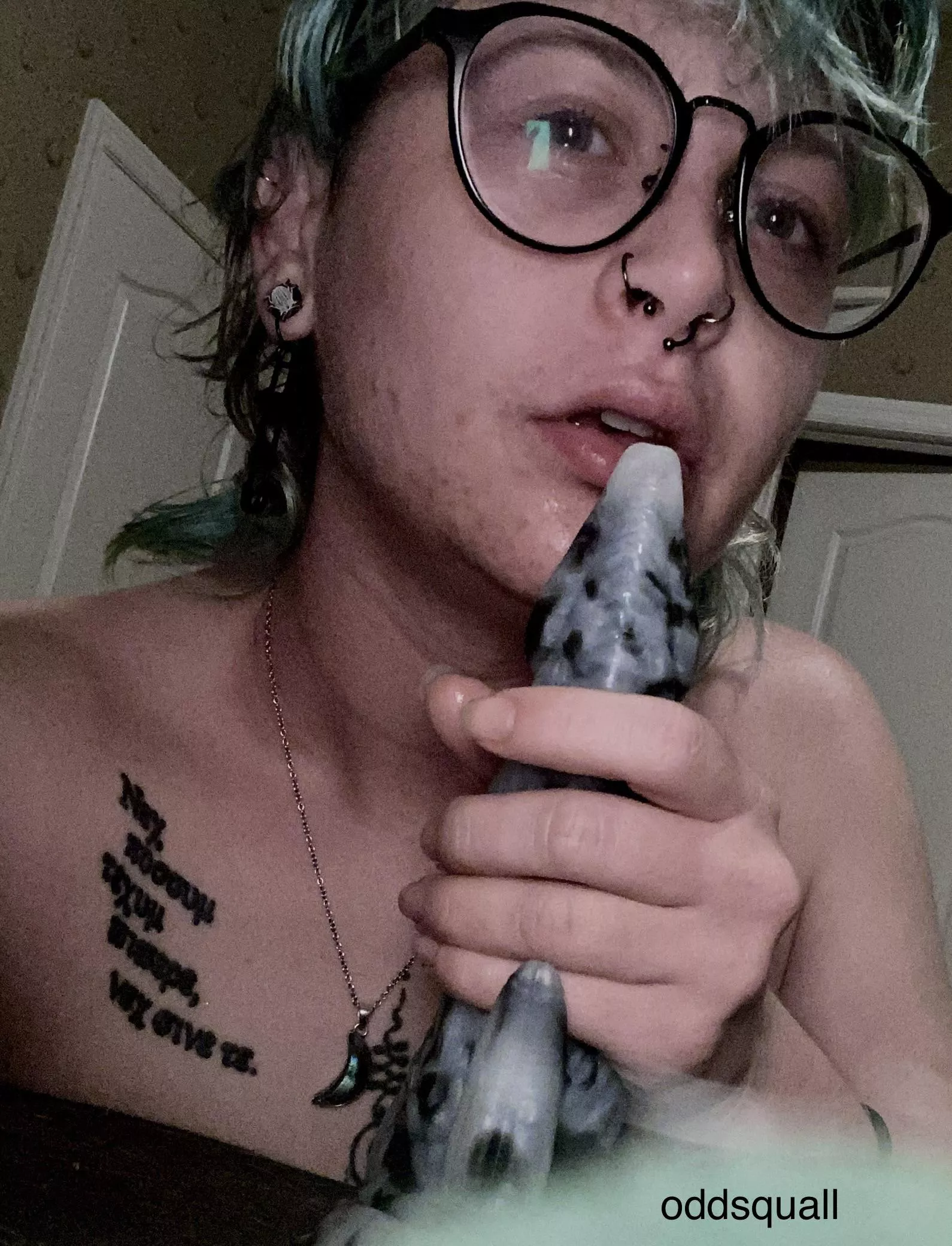 a boi sucking alien dick