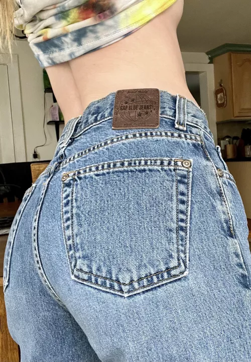 A cute denim booty w a lil underboob [oc]