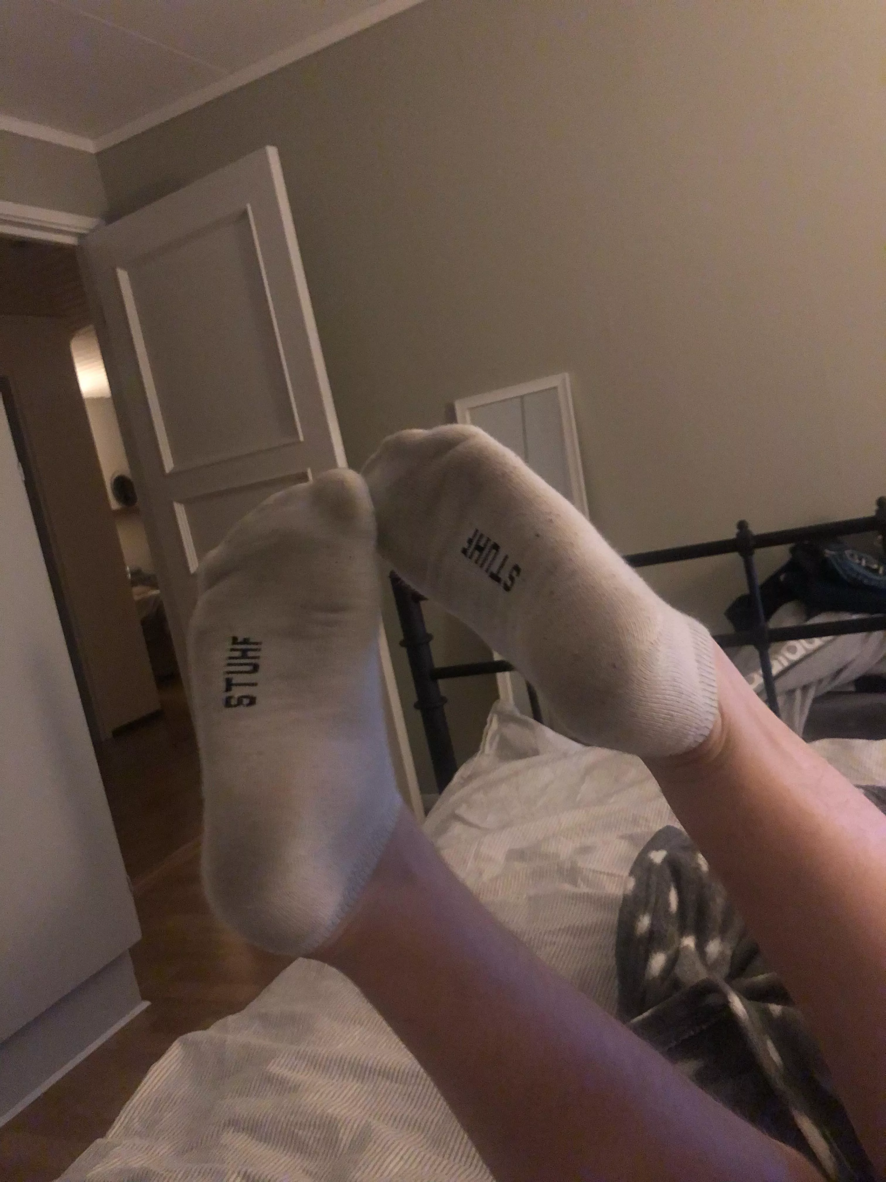 Anyone volunteer to take of my socks and tickle my feet?😏