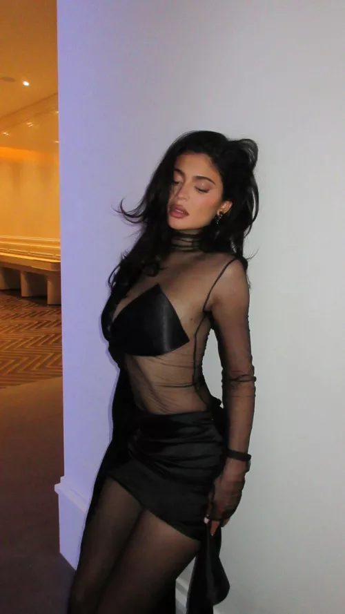 Black look via IG stories.