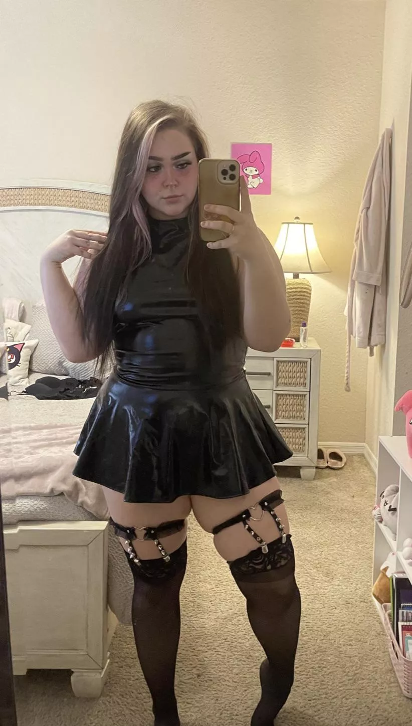 Chubby in latex & garter belts 🖤