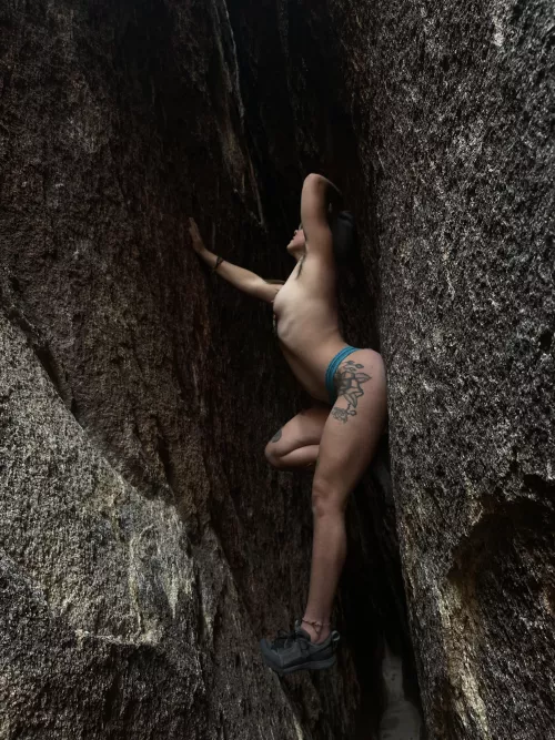 Climbed up this chimney naked after belaying a friend on his project. Granite is rough 😅