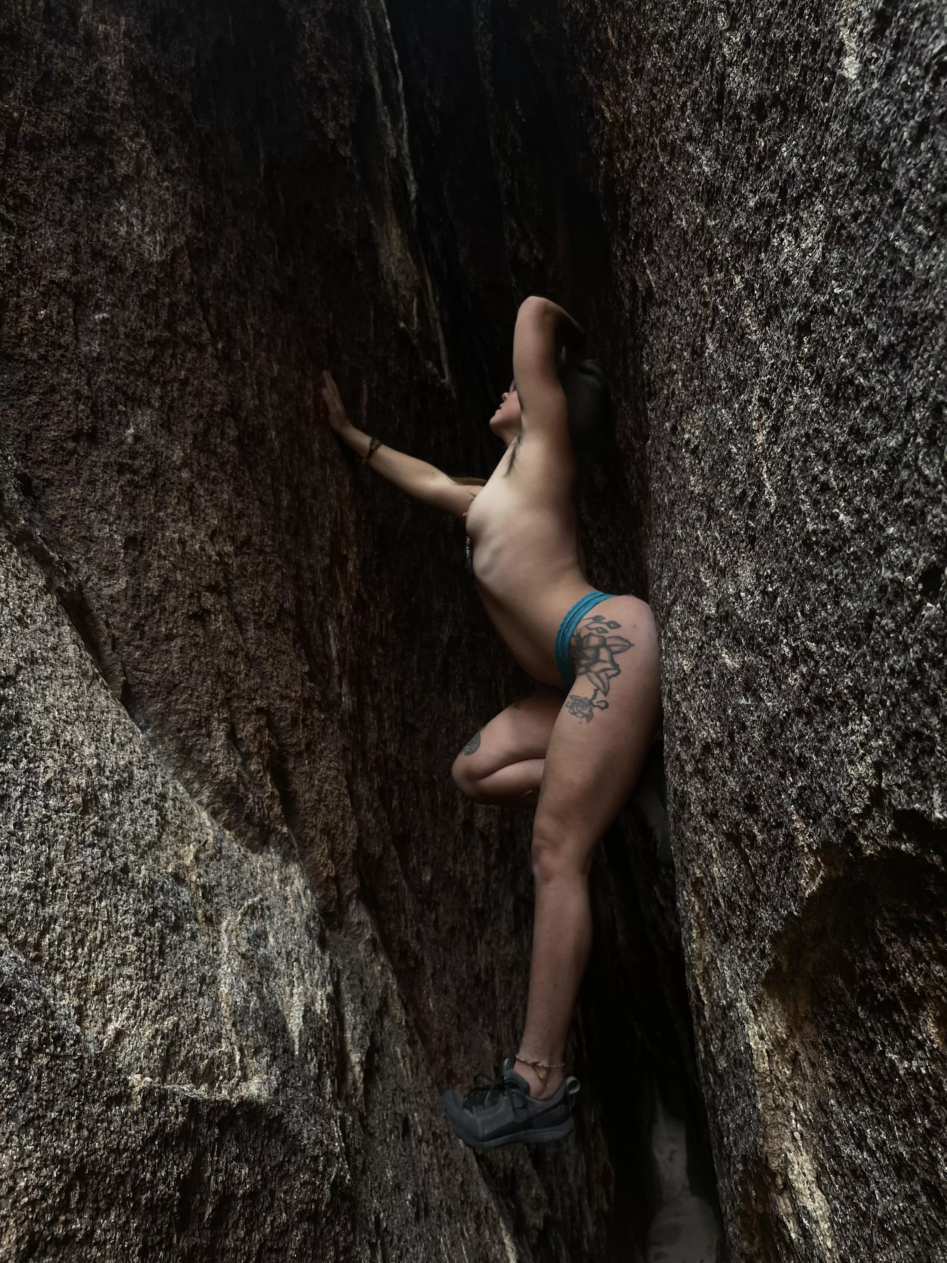 Climbed up this chimney naked after belaying a friend on his project. Granite is rough 😅