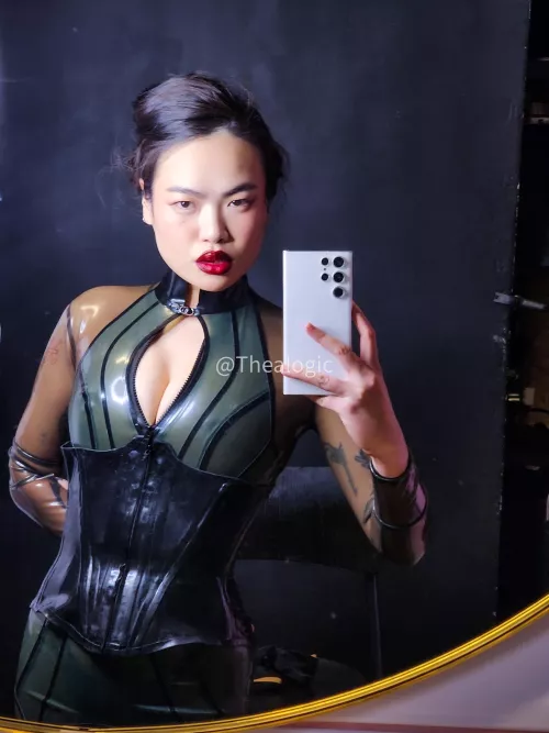 Come tighten my corset