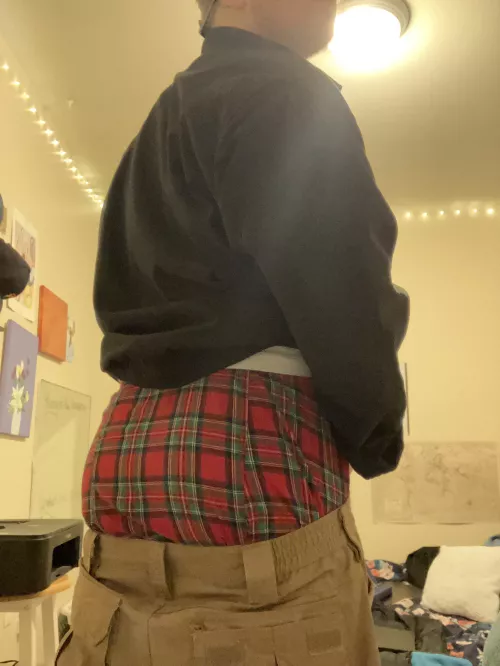 DM me a pic of you dropping your pants wearing boxers under and I’ll send you the other pics in this set lol