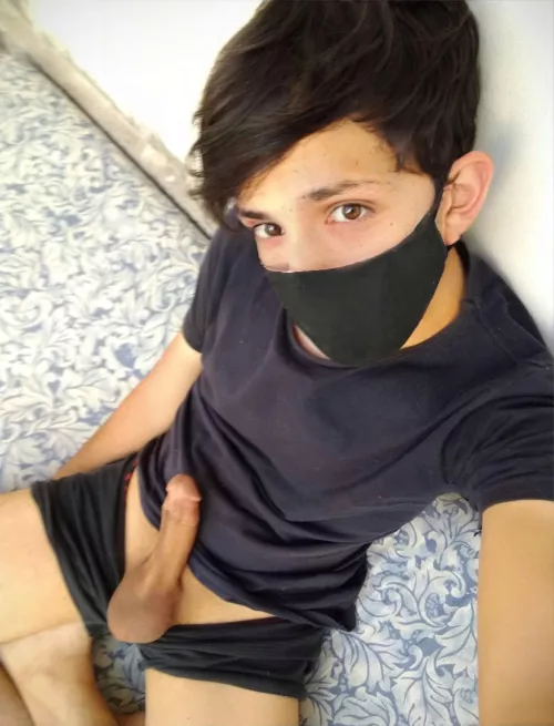 Hi I'm basti I'm 19 years old and I'm from chile