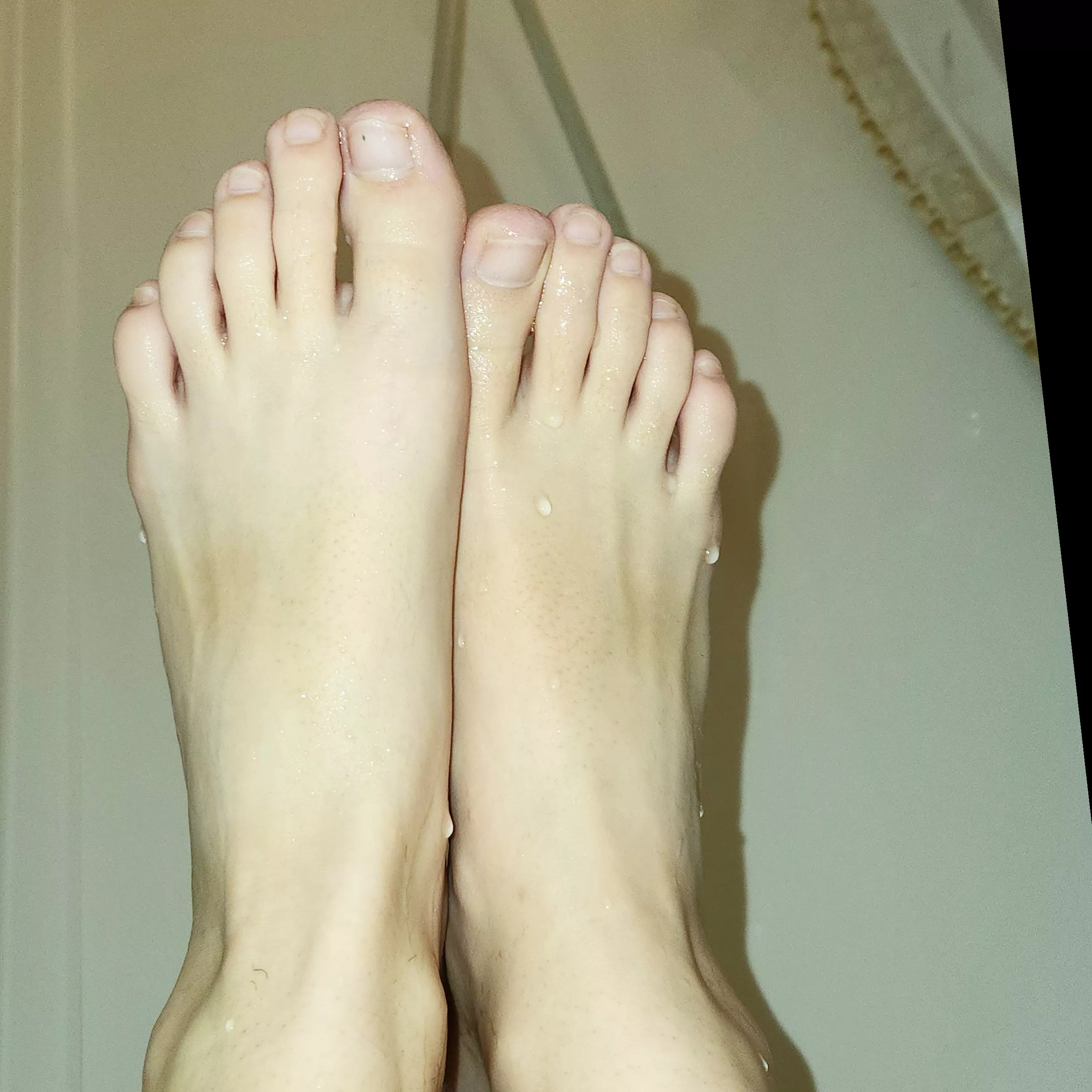 I just love the way my feet look here 💦😍