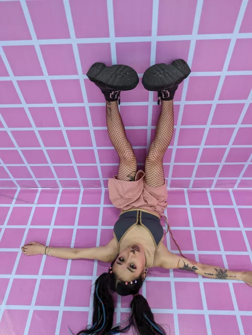 I love fishnetstockings!!! My legs look sooo good in them