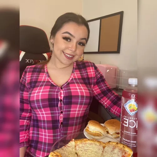 I love when my feeders feed me 😋 I get so full, oh my. 🤤